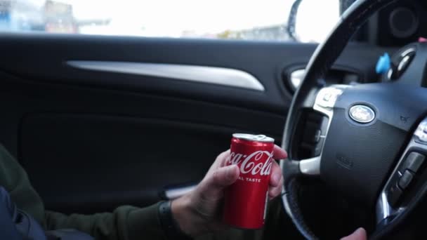 Beau Barbu Adulte Conduisant Une Voiture Tenir Boire Une Coca — Video
