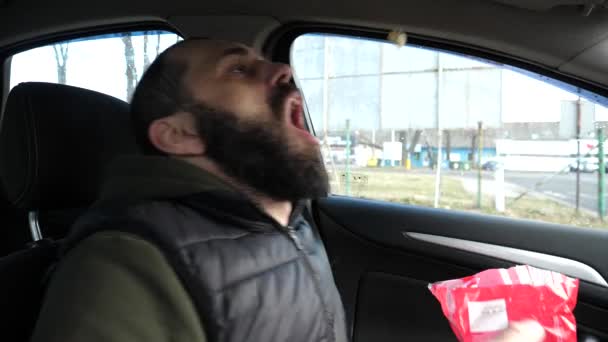 Sopir Dalam Mobil Melemparkan Dan Menangkap Dengan Mulut Makan Makanan — Stok Video