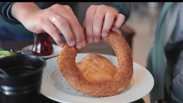 Mužské ruce dělí chléb na kousky. Čas snídaně — Stock video