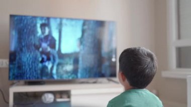 Küçük çocuğun televizyonda film izlediği arka plan görüntüsü.
