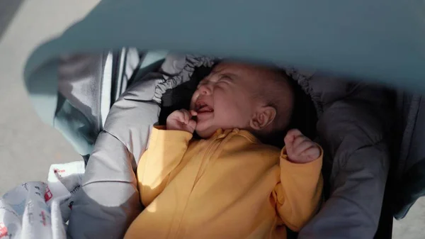 Baby im Kinderwagen hört auf zu weinen, nachdem es einen Schnuller bekommen hat — Stockfoto