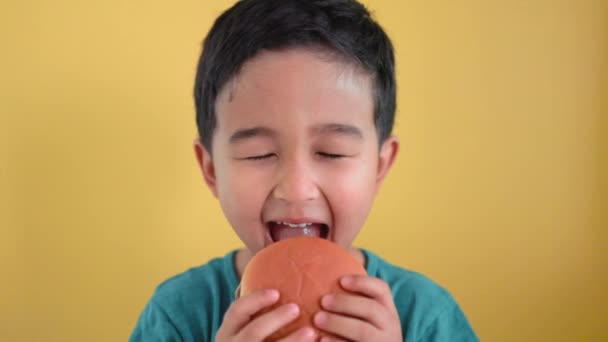 Roztomilý chlapec rád kousnout burger — Stock video