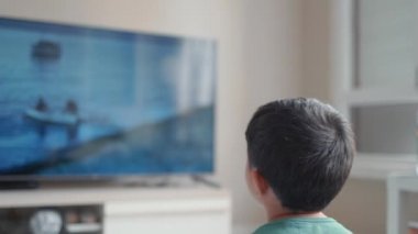 Küçük çocuğun televizyonda film izlediği arka plan görüntüsü.
