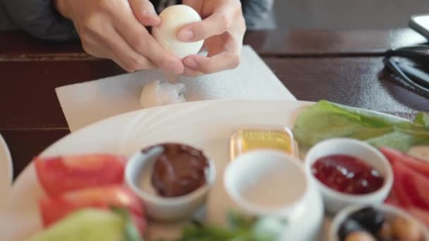 Közelkép a reggeli tányér a különböző termékek. Lassú mozgás. — Stock videók