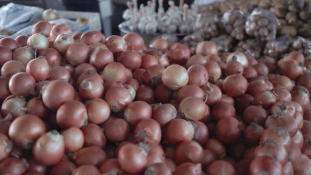 Λαχανικά στον πάγκο της αγροτικής αγοράς. Αργή κίνηση — Αρχείο Βίντεο