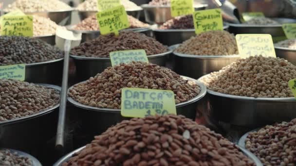 Heerlijke noten op de planken van de oosterse bazaar. Langzame beweging — Stockvideo