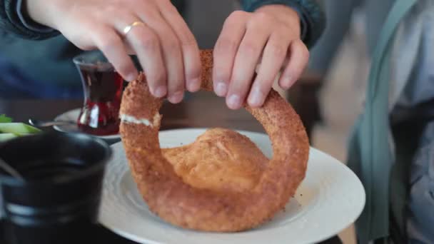 Male hands divide bread into pieces. Breakfast time — Stock Video