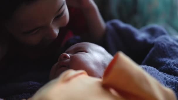 Carino fratello maggiore che gioca con il bambino sul letto — Video Stock