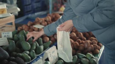  Çiftlik pazarında sebzeler tezgahın üzerinde. Yavaş çekim