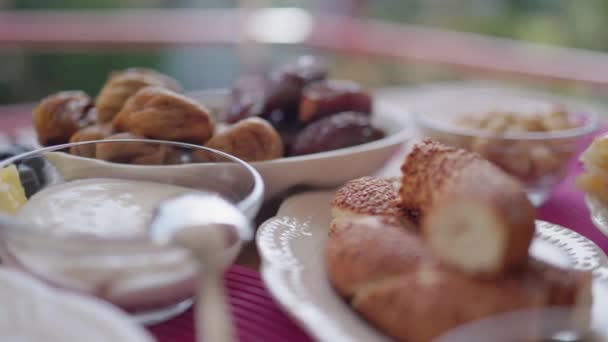 テーブルの上で美しく、おいしい朝食。健康的な朝食のコンセプト — ストック動画