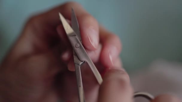Mother cutting babys nails. Closeup view — стоковое видео