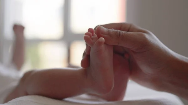 A mãe tem pernas de bebés recém-nascidos. Feliz maternidade, paternidade — Fotografia de Stock