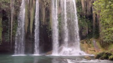 Aşağıdan şelalenin manzarası