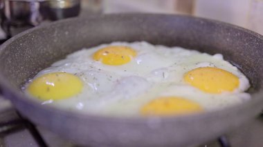 Yumurtalar tavada kızarır. Sağlıklı kahvaltı konsepti. Yağda yumurta.