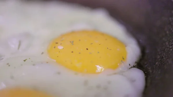 Egg breaks and flows into the pan. Healthy breakfast concept. Close up view — Stock Photo, Image