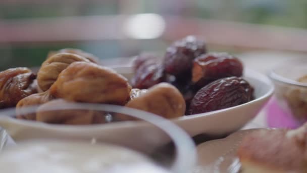 Здоровый завтрак с сухофруктами, орехами, хлебом, йогуртом на столе — стоковое видео