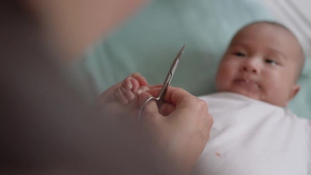 Mutter schneidet Babys Nägel. Nahaufnahme — Stockvideo