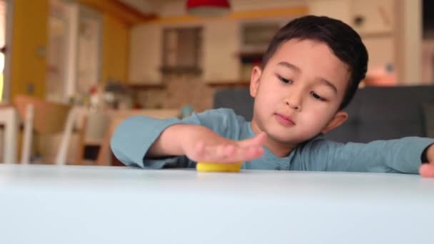 Kleine asiatische Vorschulkinder beschäftigten sich mit Kreativität. Junge formt eine Form auf dem Tisch — Stockvideo