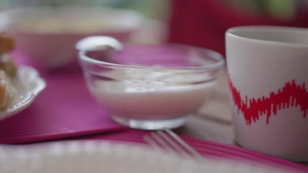 テーブルの上に揚げ卵、トマト、キュウリ、アボカドと健康的な朝食プレート — ストック動画