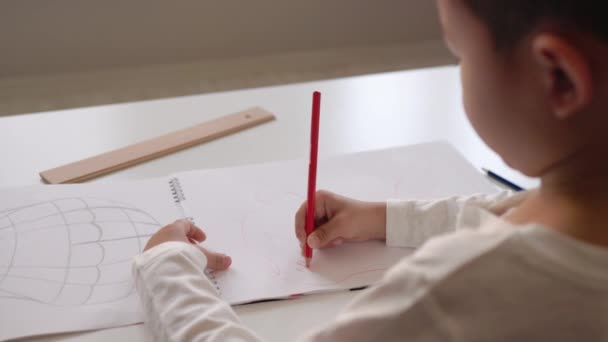 Vista trasera del dibujo preescolar con pluma roja sobre un papel blanco. — Vídeos de Stock