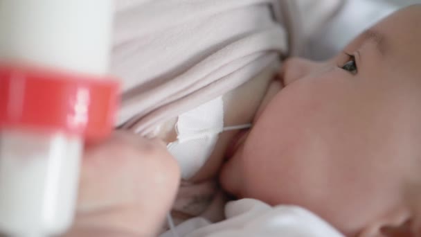 Mère allaitant bébé avec système SNS. Vue rapprochée — Video
