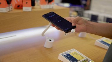 Tanınmayan alıcı yeni bir telefon açıyor.