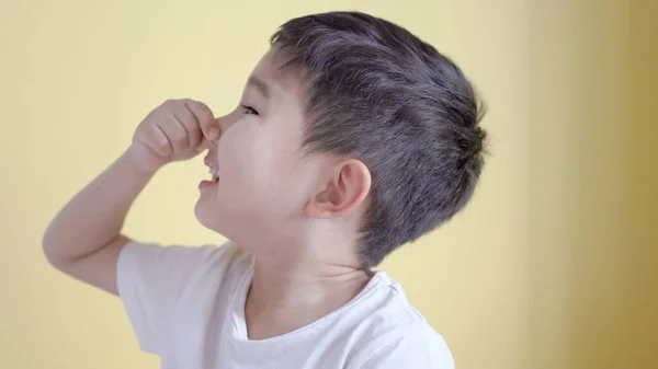 Roztomilý chlapec zavřít nos na barevném pozadí. — Stock fotografie