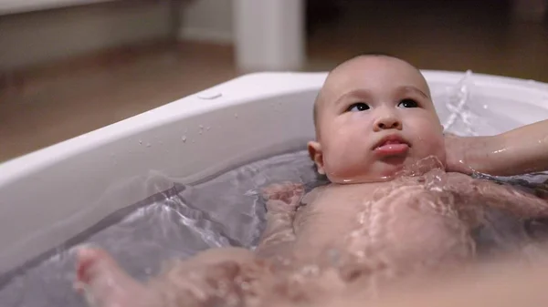 Bonito asiático bebê banho em casa — Fotografia de Stock