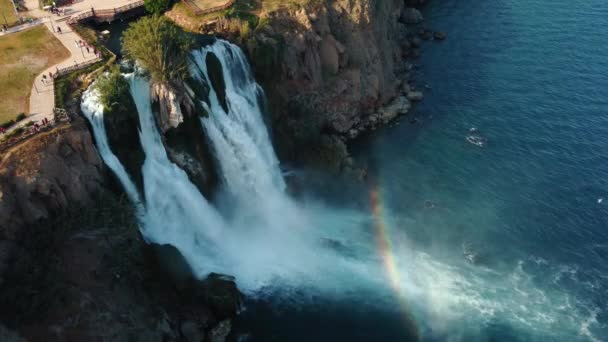 从悬崖上掉下来的瀑布的高空鸟瞰 — 图库视频影像