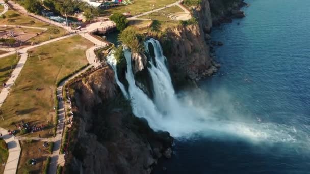从悬崖上掉下来的瀑布的高空鸟瞰 — 图库视频影像