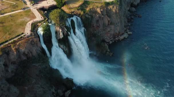 俯瞰从悬崖上掉下来的瀑布的高空景色 高质量的4K镜头 — 图库视频影像