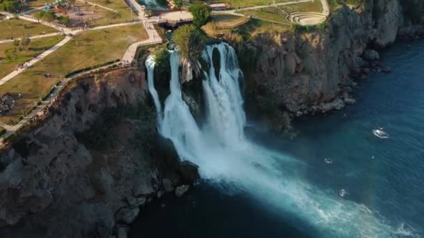 俯瞰从悬崖上掉下来的瀑布的高空景色 高质量的4K镜头 — 图库视频影像
