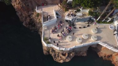 Uçurumdaki düğünün insansız hava görüntüsü. Yüksek kalite 4k görüntü