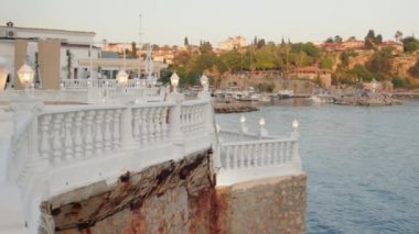 Gün batımında uçurumdan deniz manzarası. Fenerler yanıyor. Yüksek kalite 4k görüntü