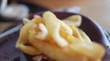 Patates kızartması ve ısırılmış burgerin yakın görüntüsü. Yüksek kalite 4k görüntü