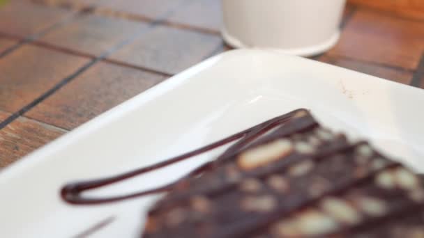 Close Uitzicht Chocolade Dessert Witte Plaat Hoge Kwaliteit Beeldmateriaal — Stockvideo