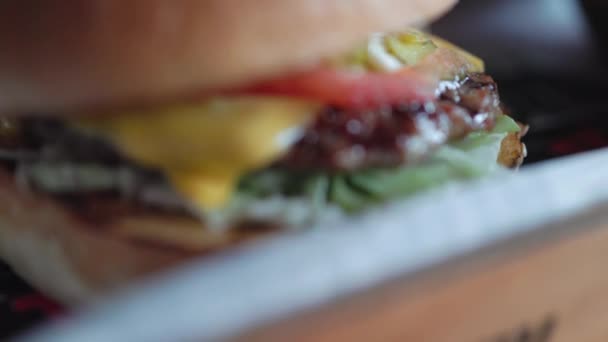 Close Uitzicht Cheeseburger Met Tomaat Groenten Hoge Kwaliteit Beeldmateriaal — Stockvideo