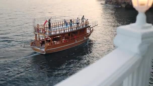 Tourist Ship Sails Sea Several People Top High Quality Footage — Stok video