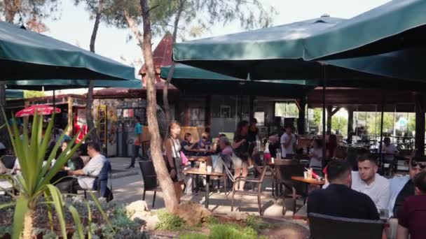 Persone Sedute Sul Caffè Estivo Sera Antalya Turchia 2022 Filmati — Video Stock