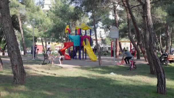 Παιδιά Παίζουν Και Διασκεδάζουν Στην Παιδική Χαρά Στο Πάρκο Υψηλής — Αρχείο Βίντεο