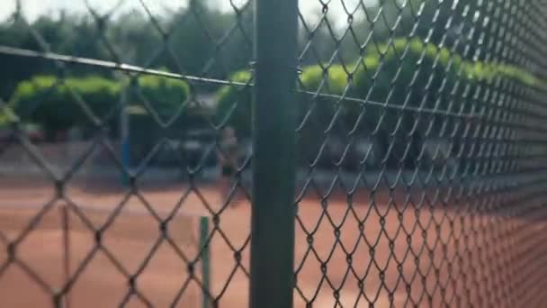 Joueur Tennis Méconnaissable Sur Terrain Travers Filet Métallique Images Haute — Video