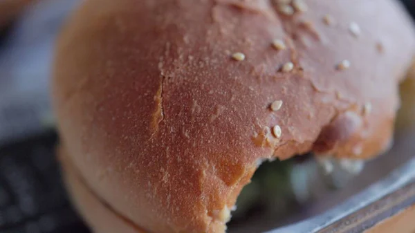 Zamknij Widok Cheeseburgera Pomidorami Zielenią Wysokiej Jakości Materiał — Zdjęcie stockowe