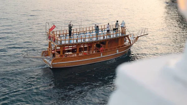Touristenschiff Fährt Auf Dem Meer Mit Mehreren Personen Der Spitze — Stockfoto