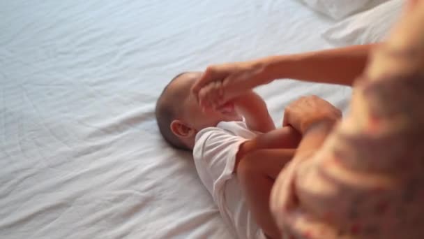 Mutter Spielt Mit Babys Armen Während Sie Auf Dem Bett — Stockvideo