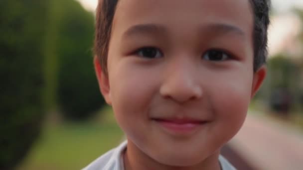 Close Uitzicht Schattige Lachende Jongen Staan Steegje Portret Little Asian — Stockvideo
