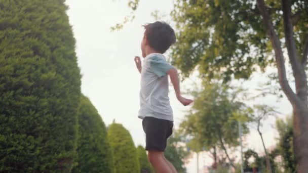 Uscito Asiatico Ragazzo Jumping Danze Felice Concetto Famiglia Filmati Alta — Video Stock