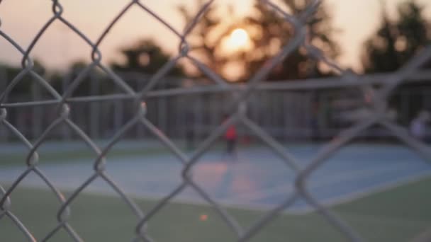 Jugadores Tenis Irreconocibles Cancha Través Red Metálica Imágenes Alta Calidad — Vídeos de Stock
