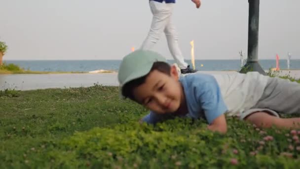 Niño Feliz Acuesta Hierba Cierra Los Ojos Imágenes Alta Calidad — Vídeo de stock