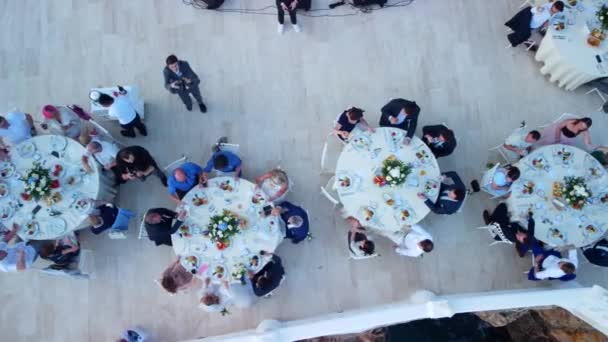 Vista Superior Hermosa Boda Los Invitados Están Sentados Mesa Imágenes — Vídeo de stock