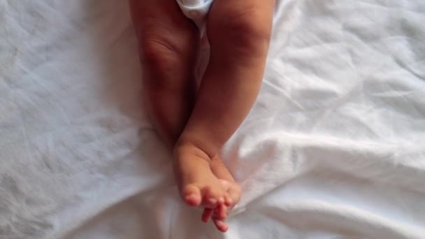 Aktiv Bewegen Babys Beine Auf Dem Bett Hochwertiges Filmmaterial — Stockvideo